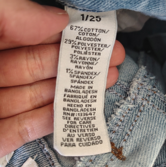 *NWOT* Celebrity Pink Women's Size 25 Light Wash Distressed Cropped Jeans - Picture 10 of 11